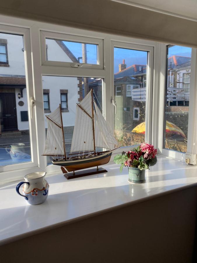 סיוויו Trafalgar, Lovely Ground Floor Flat With Outside Patio Garden, Minutes Walk To Seafront מראה חיצוני תמונה