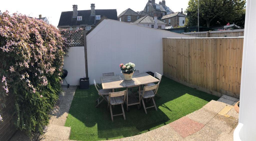 סיוויו Trafalgar, Lovely Ground Floor Flat With Outside Patio Garden, Minutes Walk To Seafront מראה חיצוני תמונה