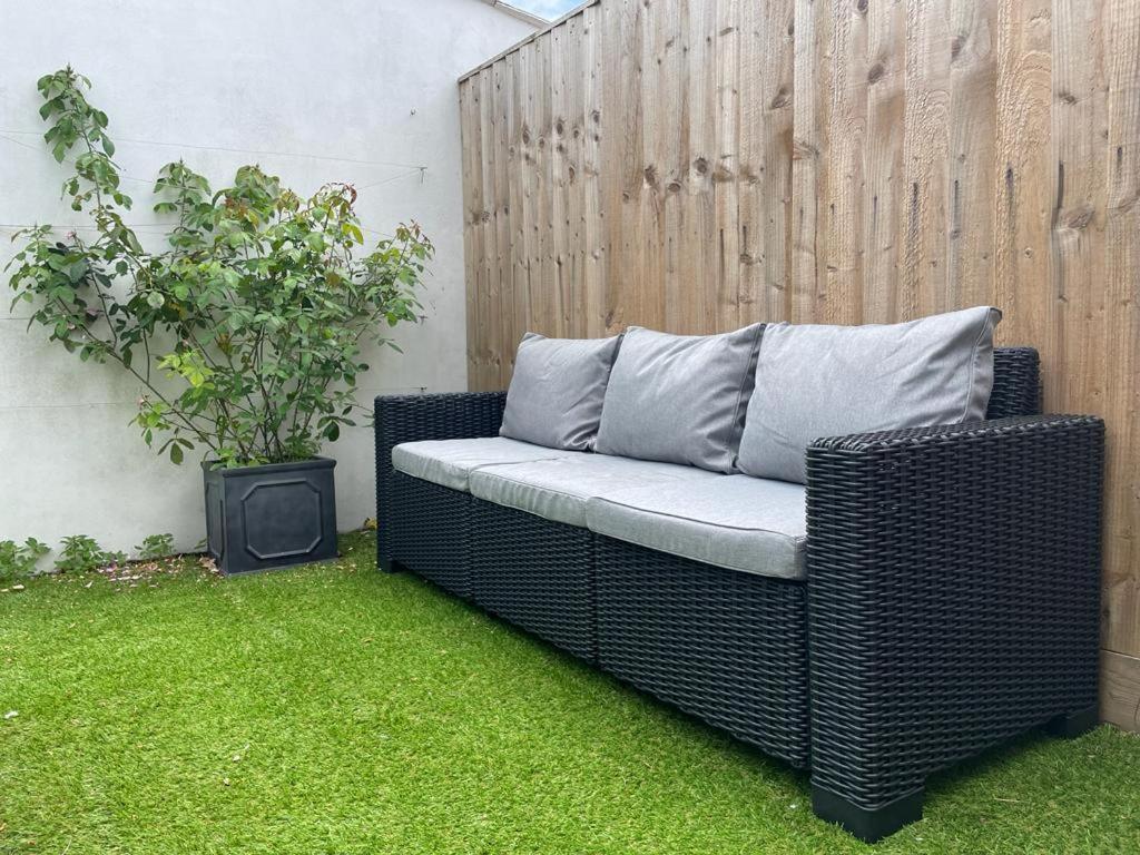 סיוויו Trafalgar, Lovely Ground Floor Flat With Outside Patio Garden, Minutes Walk To Seafront מראה חיצוני תמונה